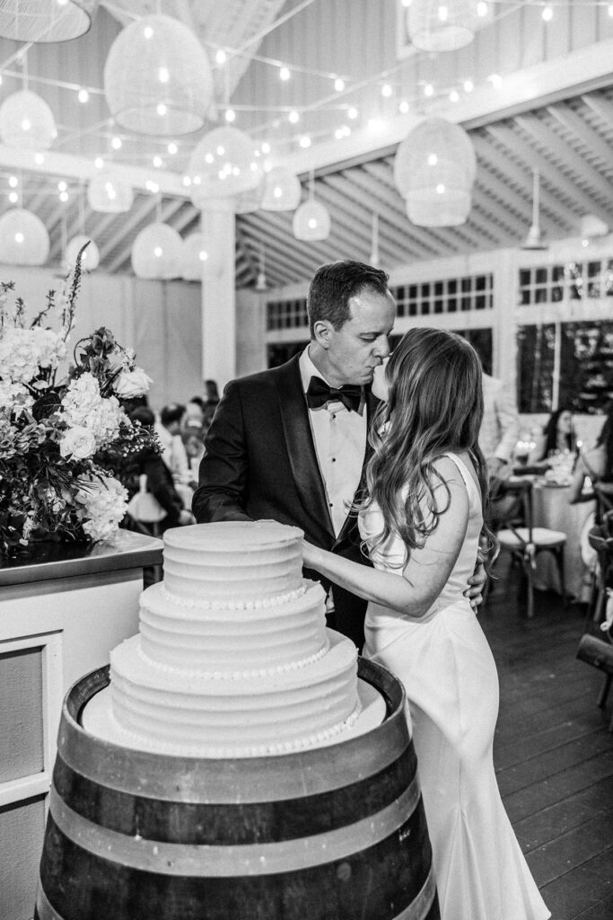 Bedell Cellars wedding cake cutting